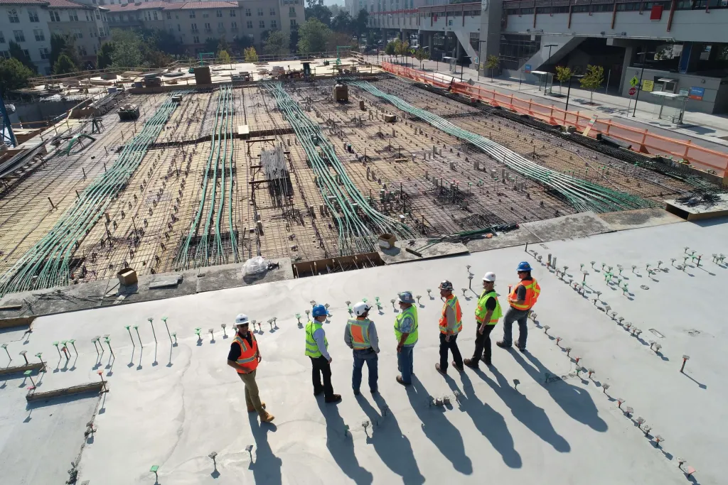 Nowe wyzwania w architekturze budynków biurowych: projekty na przyszłość